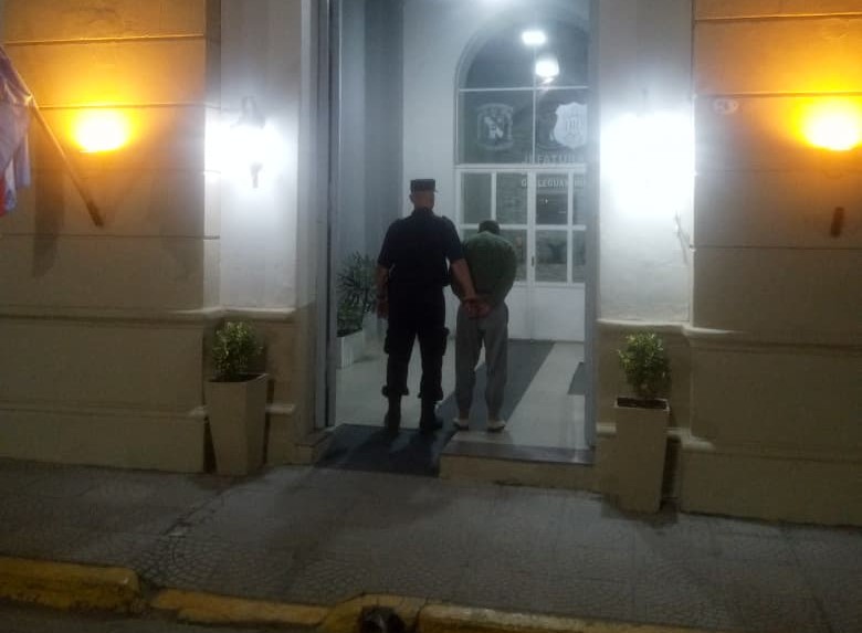 Imagen de noticia Detuvieron a un hombre por daños a un cesto urbano en un barrio de la ciudad