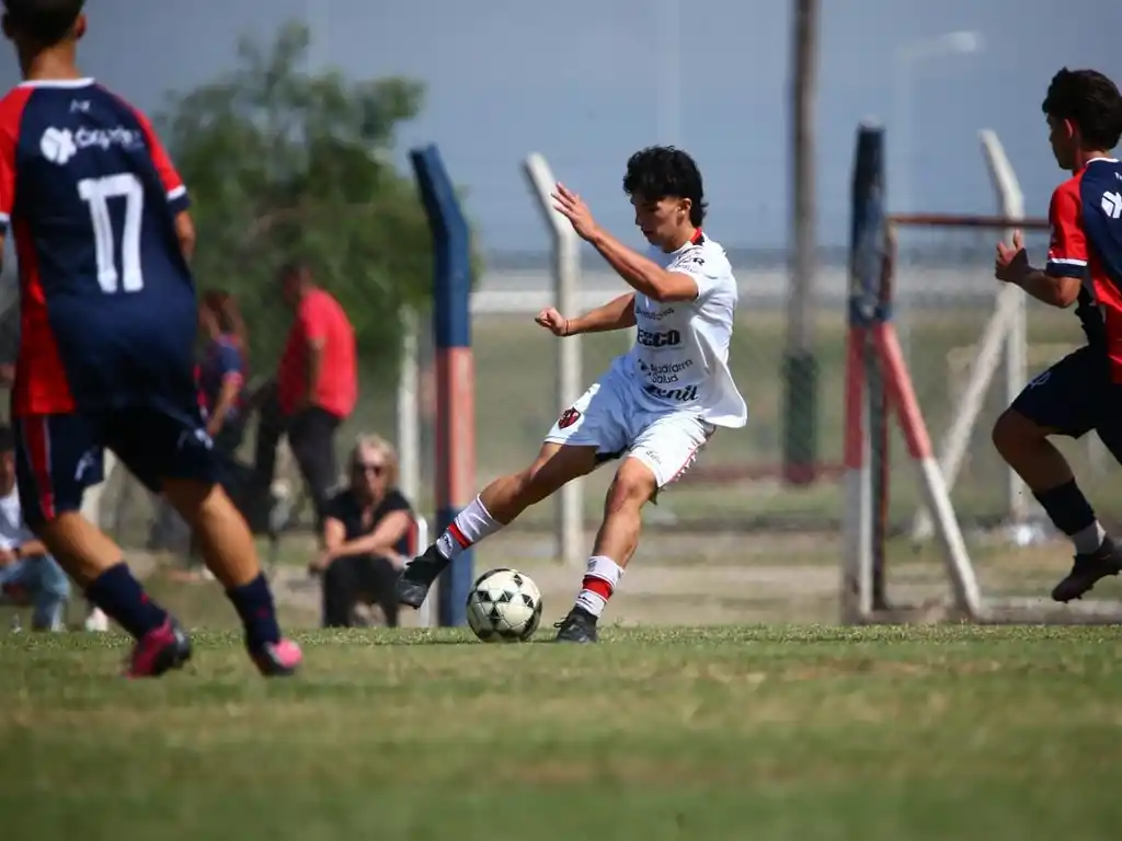 Blas Girard fue becado por una universidad de Estados Unidos y continuará su carrera futbolística en Miami
