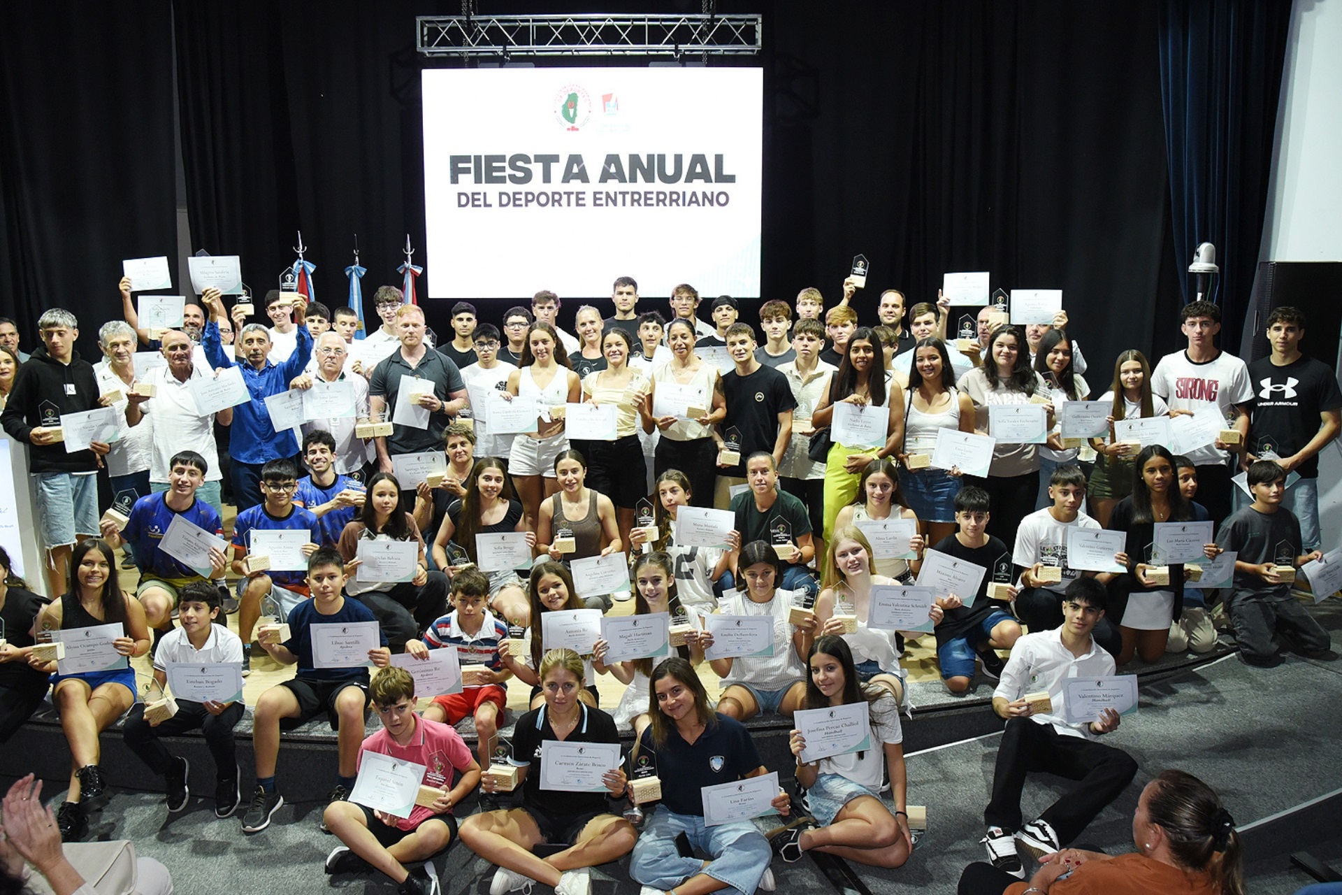 El gobierno acompañó la distinción a los destacados del deporte entrerriano