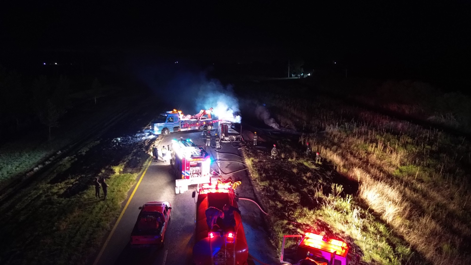 Imagen de noticia Un camión que transportaba madera fue consumido por las llamas mientras transitaba por la autovía nacional 14