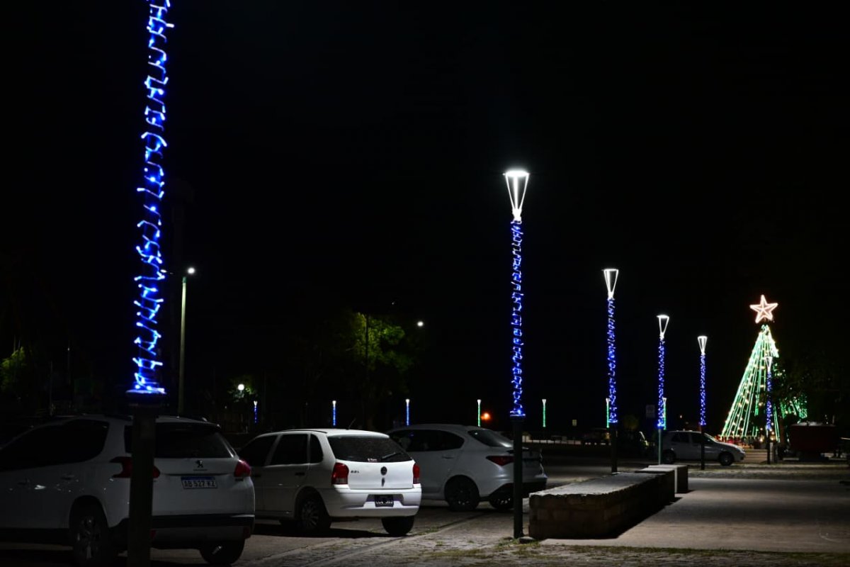 Decoraron con luces más de 120 columnas de la Costanera y el Paseo del Puerto