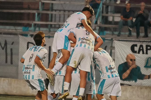 Juventud Unida golpeó en el final y tomó ventaja en la semifinal ante Sanjustino