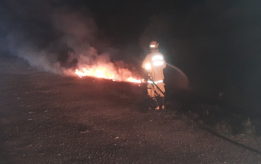 Bomberos controlaron un incendio de pastizales en la Autovía 12