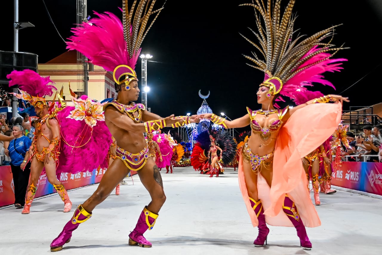 Más de 19 mil espectadores acompañaron la cuarta noche del desfile