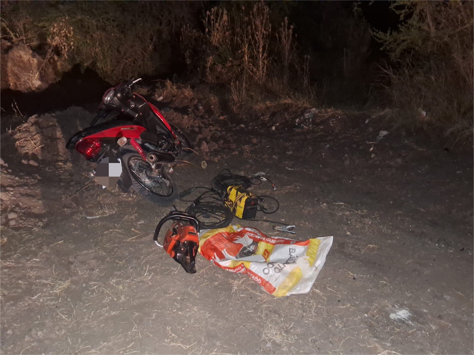 Huida, caída y abandono de herramientas: dos sospechosos escaparon tras un control policial