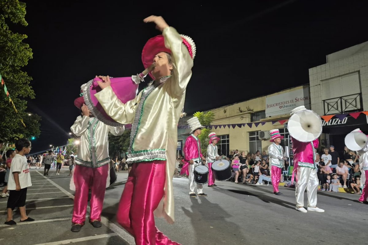 Imagen de noticia Murgas de Gualeguaychú dijeron presente en la apertura del Carnaval 2026 en Fray Bentos