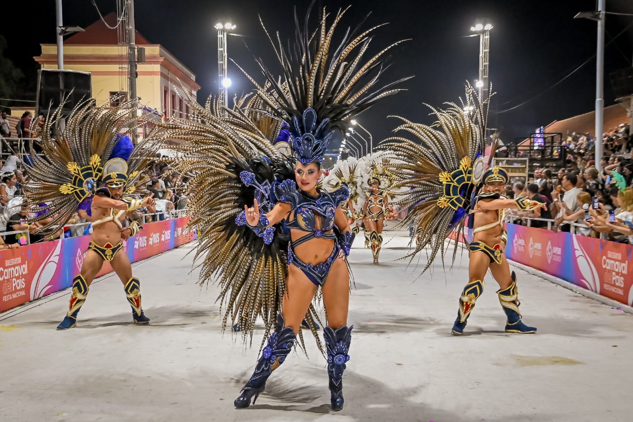 Imagen de noticia El Carnaval del País brilló a pleno en su sexta noche y sumó el After para extender la fiesta hasta la madrugada