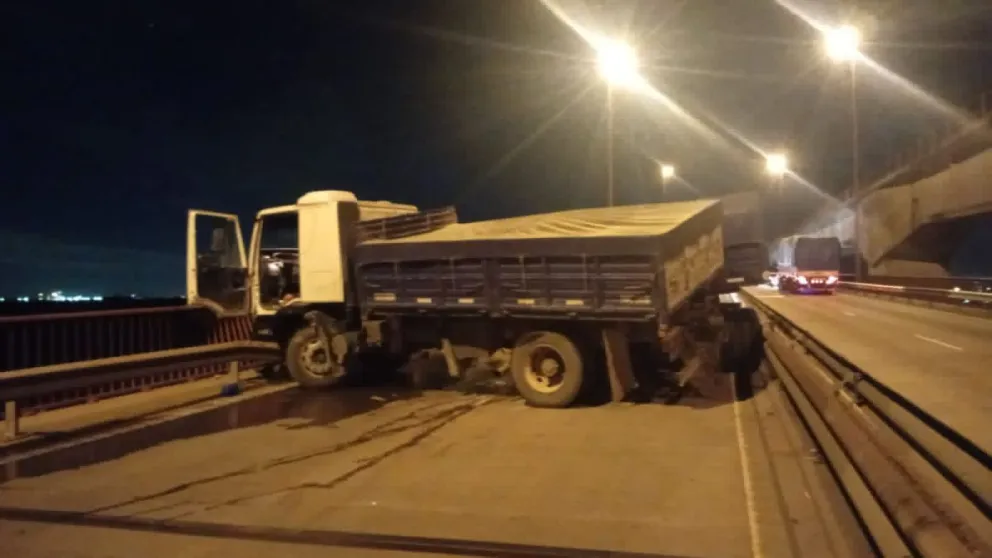 Un camión perdió el control en el Puente Urquiza y cortó el tránsito durante casi una hora