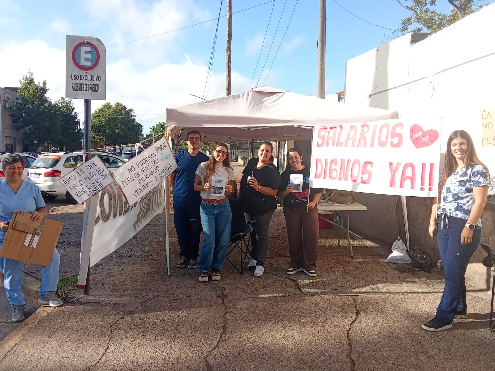 Imagen de noticia Enfermeros del Hospital Centenario realizaron un acampe y profundizaron su reclamo salarial