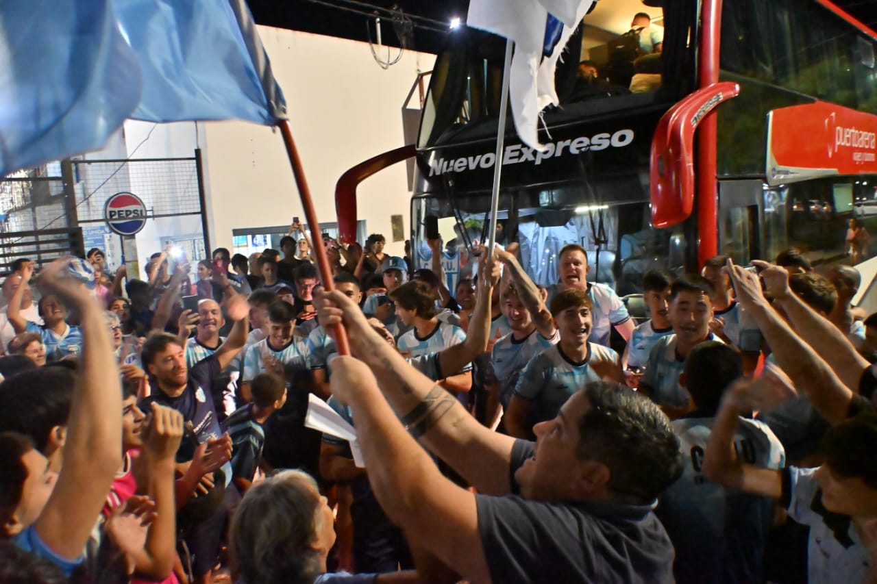 Imagen de noticia Emotiva despedida a Juventud Unida antes de viajar por el sueño del ascenso