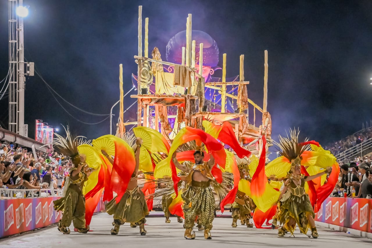 Imagen de noticia Multitudinaria séptima noche en el Corsódromo y show de Los Totora para abrir el feriado
