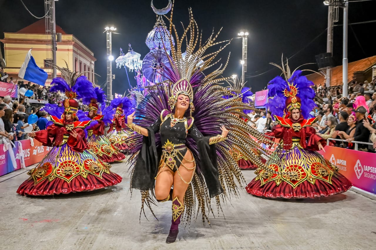 Imagen de noticia Multitudinaria noche de brillo y música en el Carnaval del País