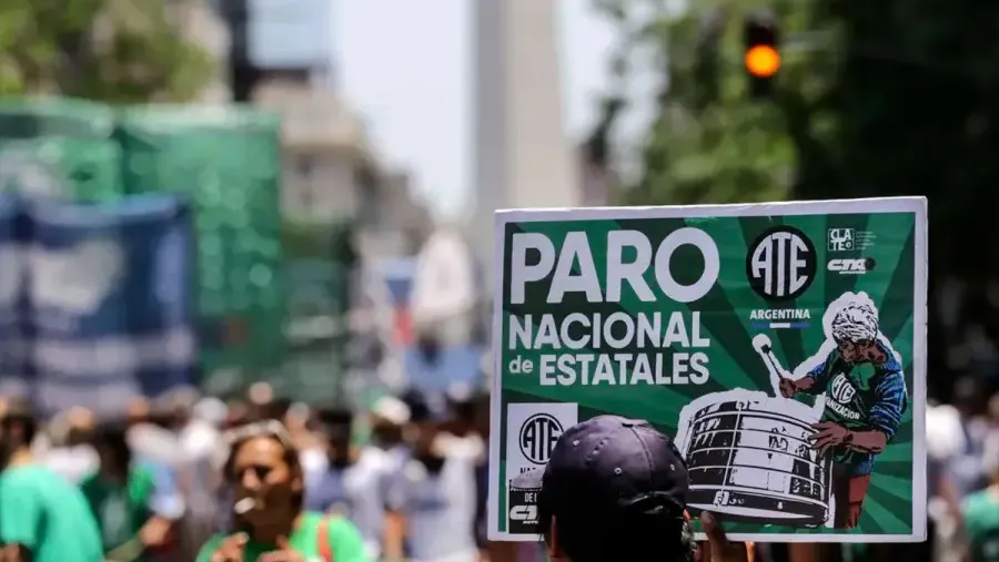 Imagen de noticia El Gobierno descontará el día a estatales que adhieran al paro nacional convocado por la CGT