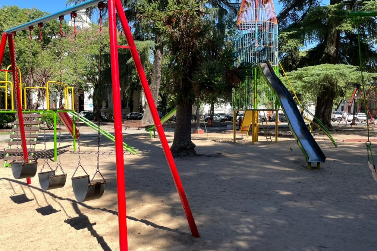 Imagen de noticia El Gobierno puso en valor y realizó una limpieza de las instalaciones y juegos de la plaza Urquiza