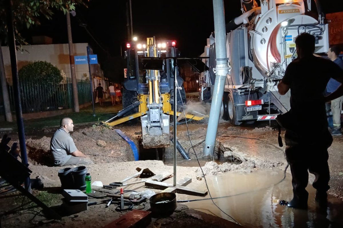 Imagen de noticia Tras casi cinco horas de trabajo, Obras Sanitarias logró reparar la rotura de un caño de 140 mm