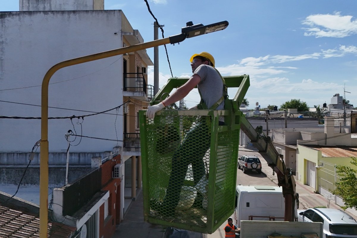 Imagen de noticia 40 % de ahorro: comenzó el reemplazo de luminarias por luces LED en la ciudad
