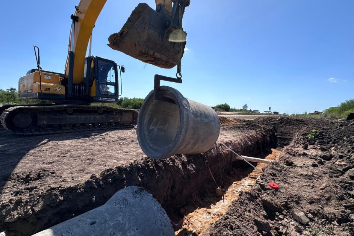 Imagen de noticia Comenzó la construcción del sistema de drenaje en la conexión de Avenida Alsina con Ruta 136