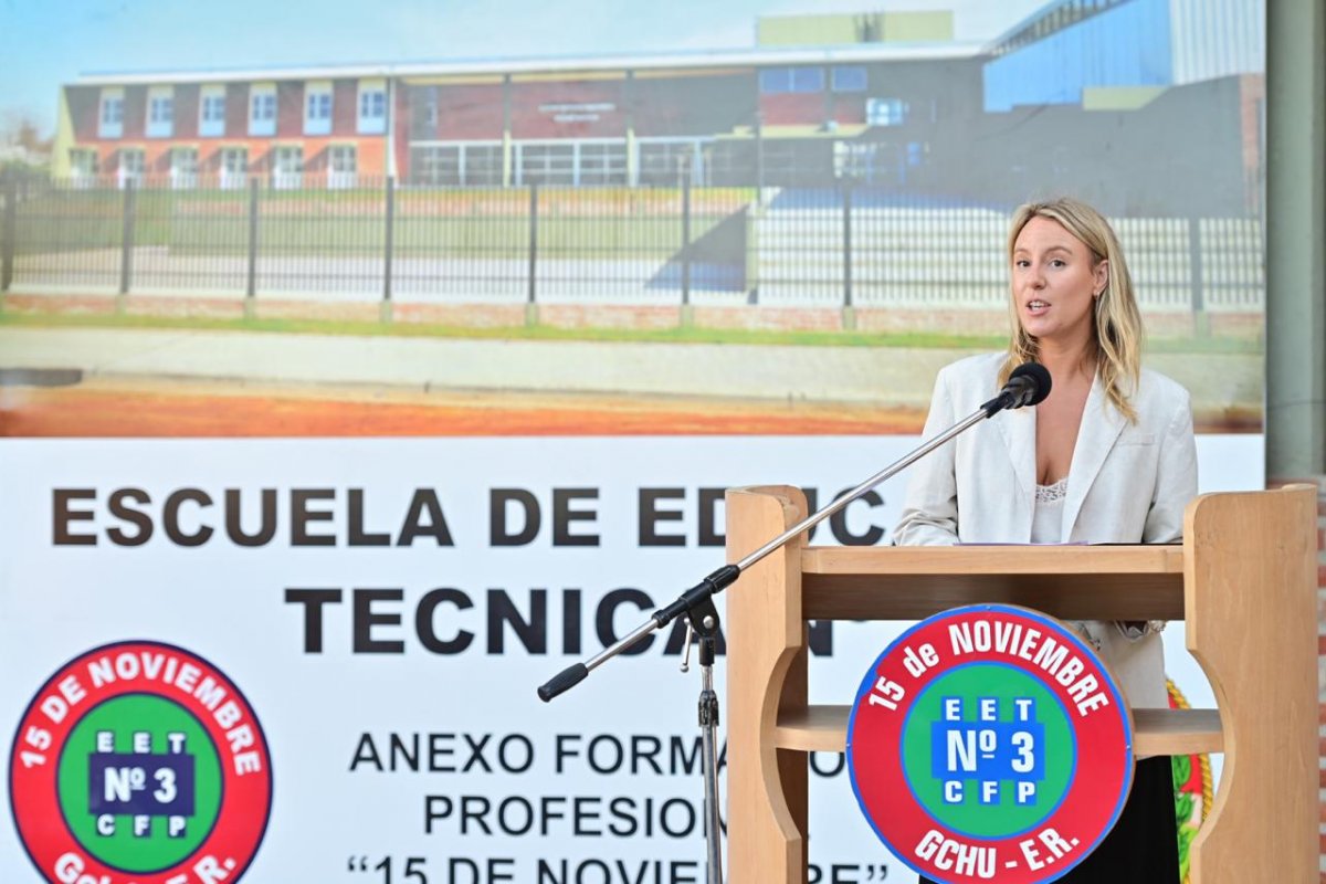 Imagen de noticia La viceintendente Julieta Carrazza acompañó el comienzo de clases en la EET Nº 3