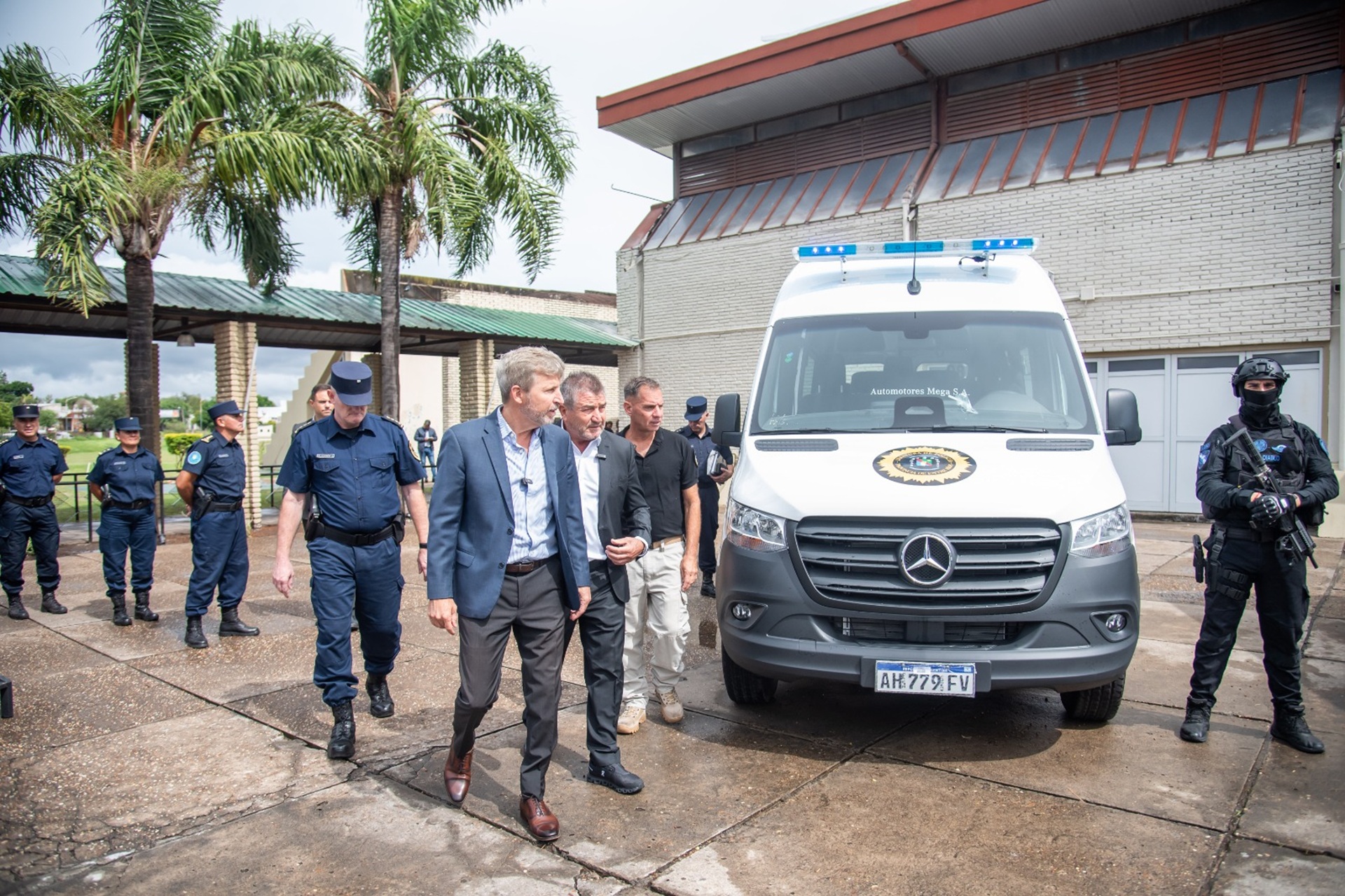 Imagen de noticia Frigerio entregó móviles y equipamiento a la Policía para reforzar la seguridad con tecnología de punta