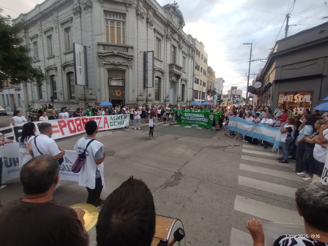 Imagen de noticia Docentes marcharon por el centro de Gualeguaychú en reclamo de mejoras salariales