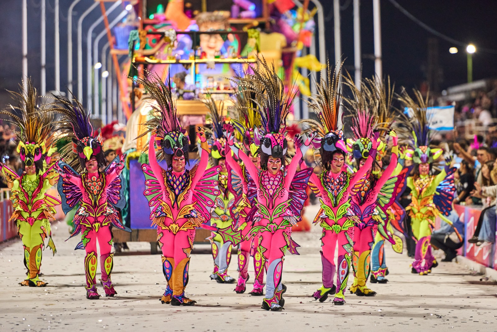 Imagen de noticia Papelitos se coronó como la pentacampeona del Carnaval del País con "Vivos"