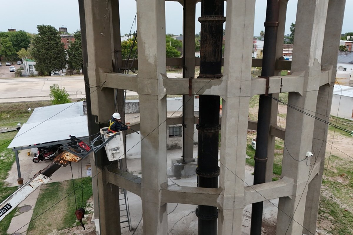 Imagen de noticia Obras Sanitarias restaura con trabajos en altura su histórico tanque de agua
