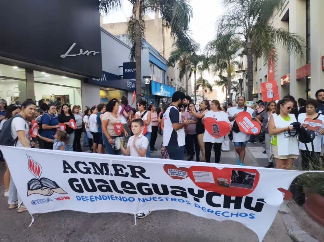 Imagen de noticia Docentes se concentraron en Gualeguaychú y pidieron a Frigerio que retome la paritaria con una mejor propuesta