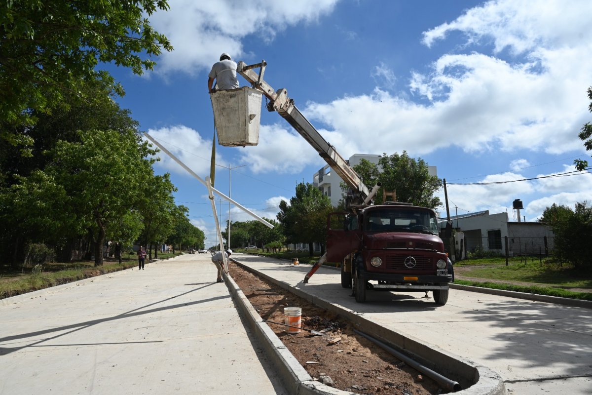 Imagen de noticia Instalan columnas de alumbrado público en el tramo que se reconstruye del boulevard Martínez