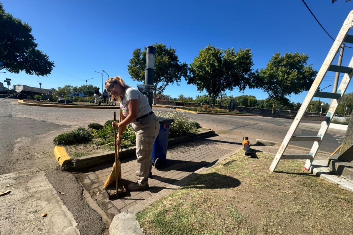Imagen de noticia Realizan trabajos de parquización y ornamentación en la rotonda de la cabecera del puente Méndez Casariego