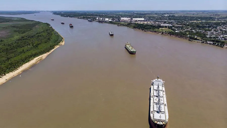 Ahora empresas de Estados Unidos buscan entrar en la Hidrovía y crece la disputa entre dos gigantes