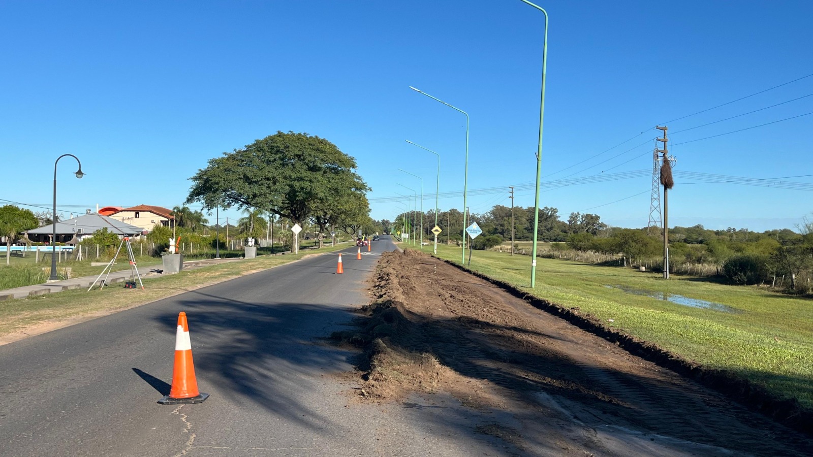 Imagen de noticia Avanzan trabajos de mejora y consolidación de banquinas en la ruta provincial 42