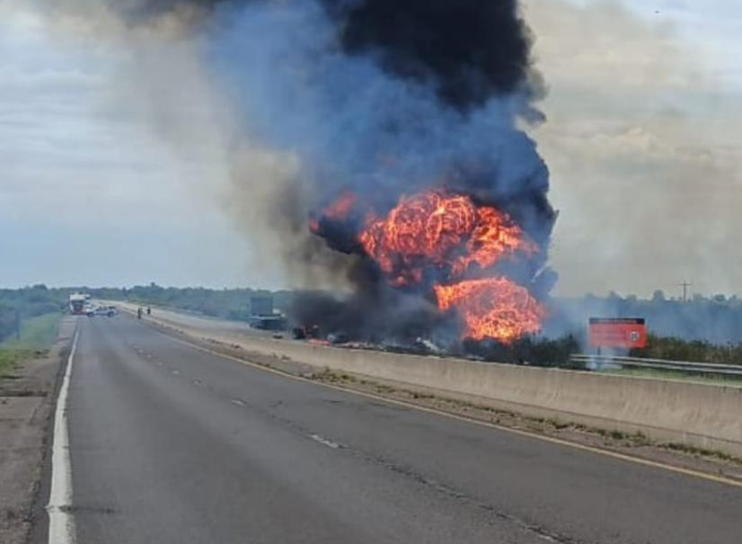 Imagen de noticia Murió un camionero tras un choque e incendio sobre la Ruta 14 a la altura de Gualeguaychú