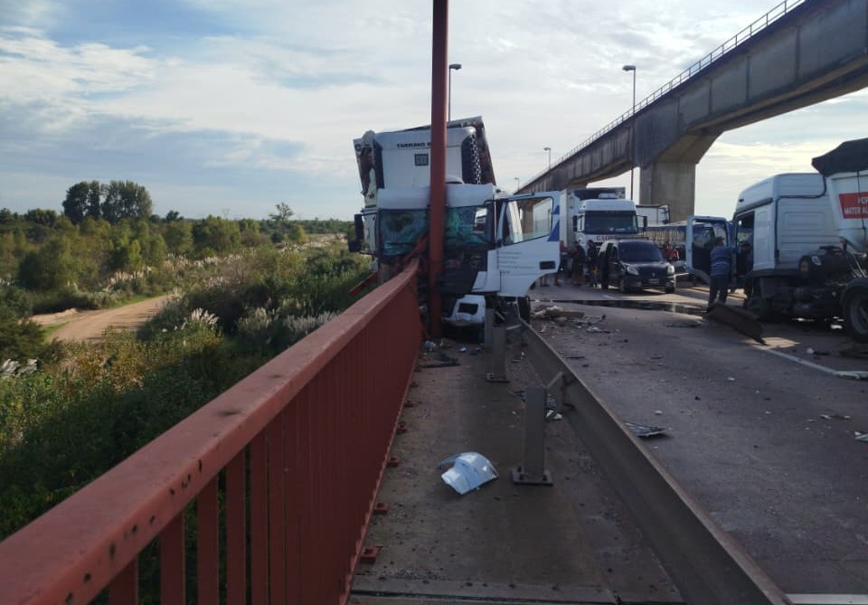 Un choque, filas interminables y cinco horas de corte en el puente Urquiza