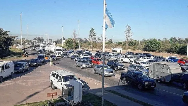 Imagen de noticia Fuerte movimiento hacia Entre Ríos: hasta 2400 vehículos por hora y operativos reforzados