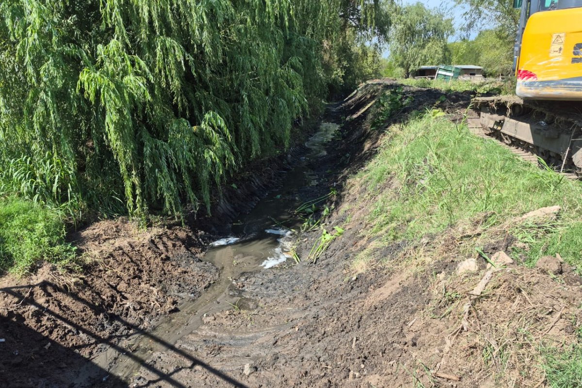 Imagen de noticia Limpieza y perfilado de zanja en calle La Cantera optimiza el drenaje pluvial en barrio Hipódromo