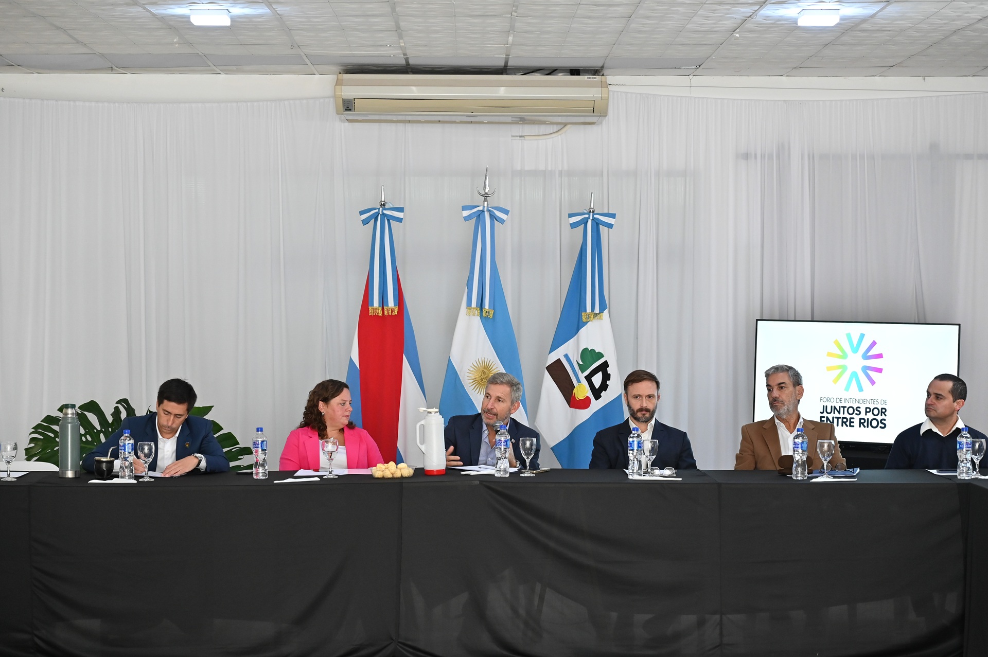 El gobernador se reunió con intendentes de Juntos por Entre Ríos