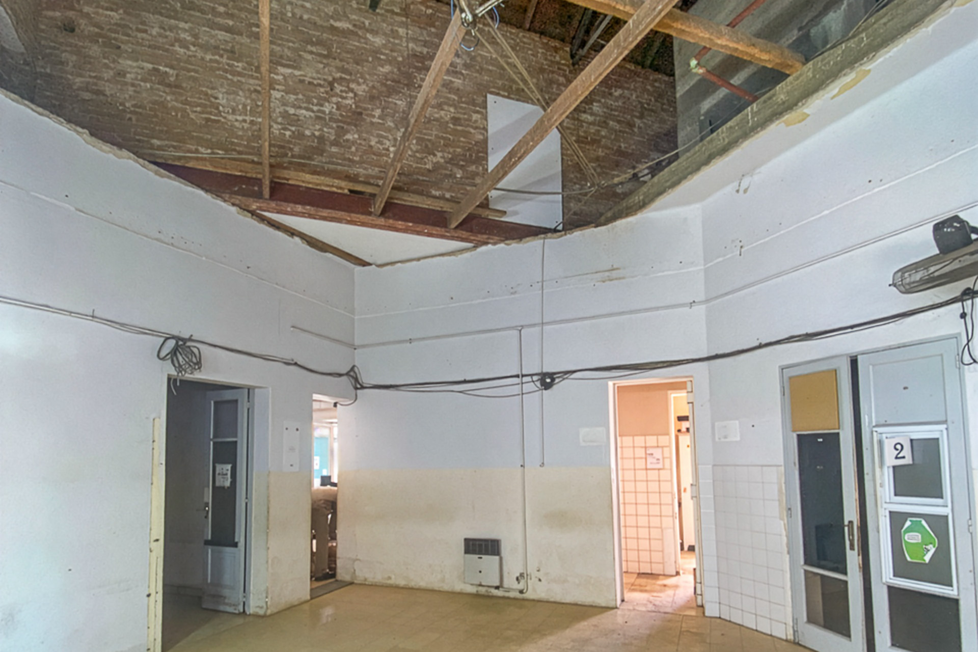 Imagen de noticia Repararan el sector de guardia de adultos del Hospital Centenario tras la caída de un cielorraso