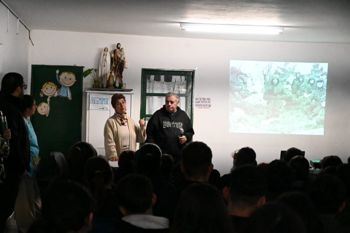 Imagen de noticia El Área de Malvinas realizó una charla en la Escuela Secundaria Nuestra Señora de Fátima