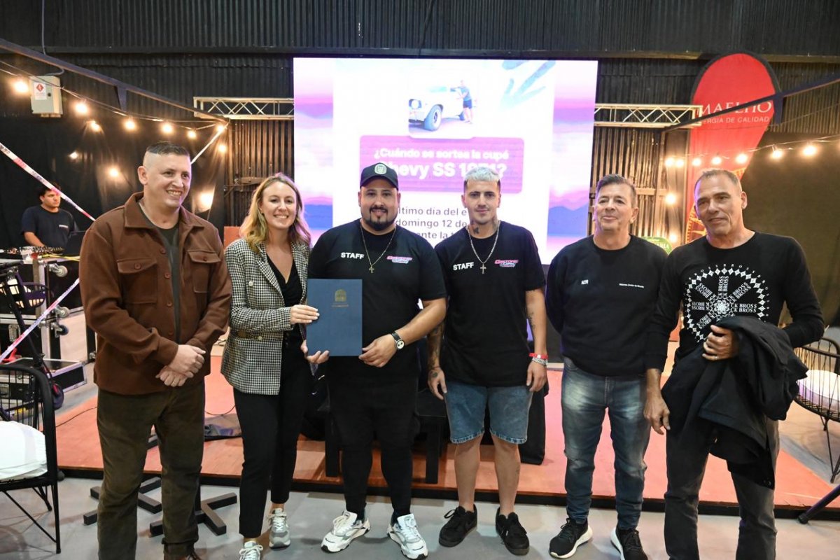 Imagen de noticia La viceintendenta entregó la declaración de Interés Municipal a Custom Car Expo Auto