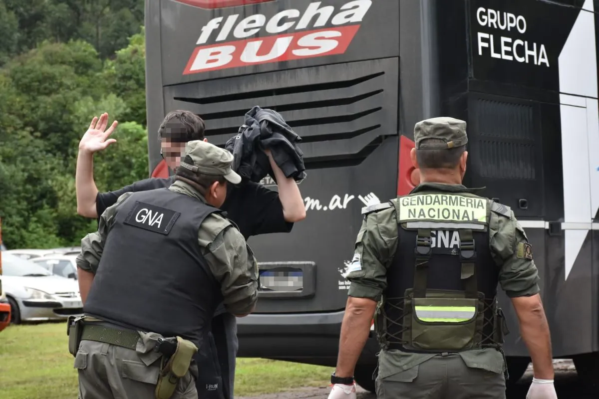 Imagen de noticia Controles en el puente internacional: secuestran droga, armas blancas y detienen a un prófugo