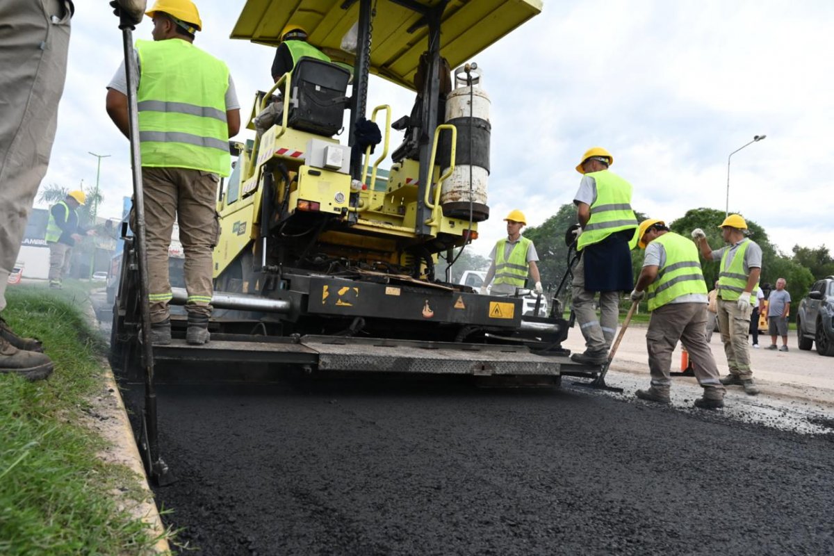 Imagen de noticia Avanza el refuerzo del Boulevard Pedro Jurado con asfalto modificado y maquinaria pesada