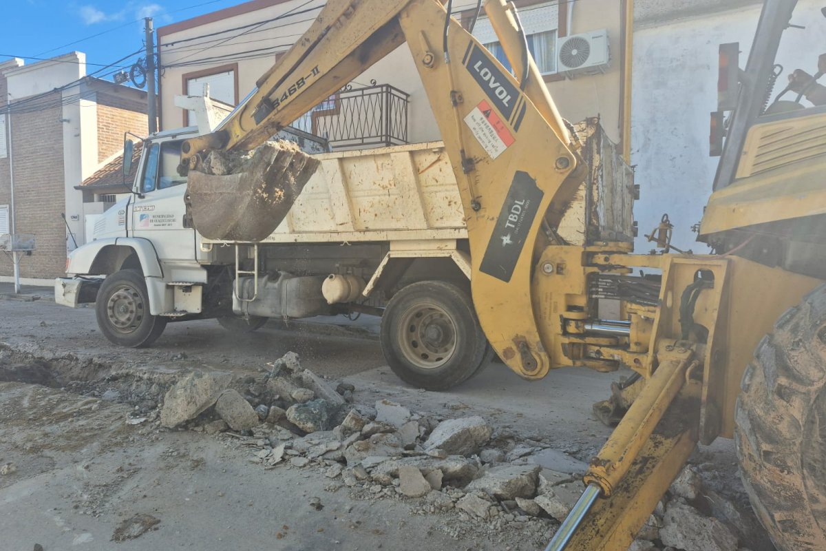 Imagen de noticia Reemplazan un colector cloacal colapsado en una cuadra clave de Gualeguaychú