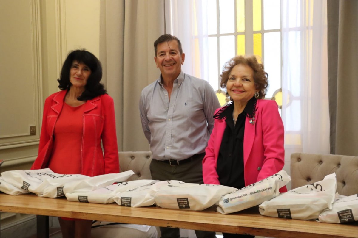 Entrega de libros a escuelas del departamento Gualeguaychú por el Día Internacional del Libro