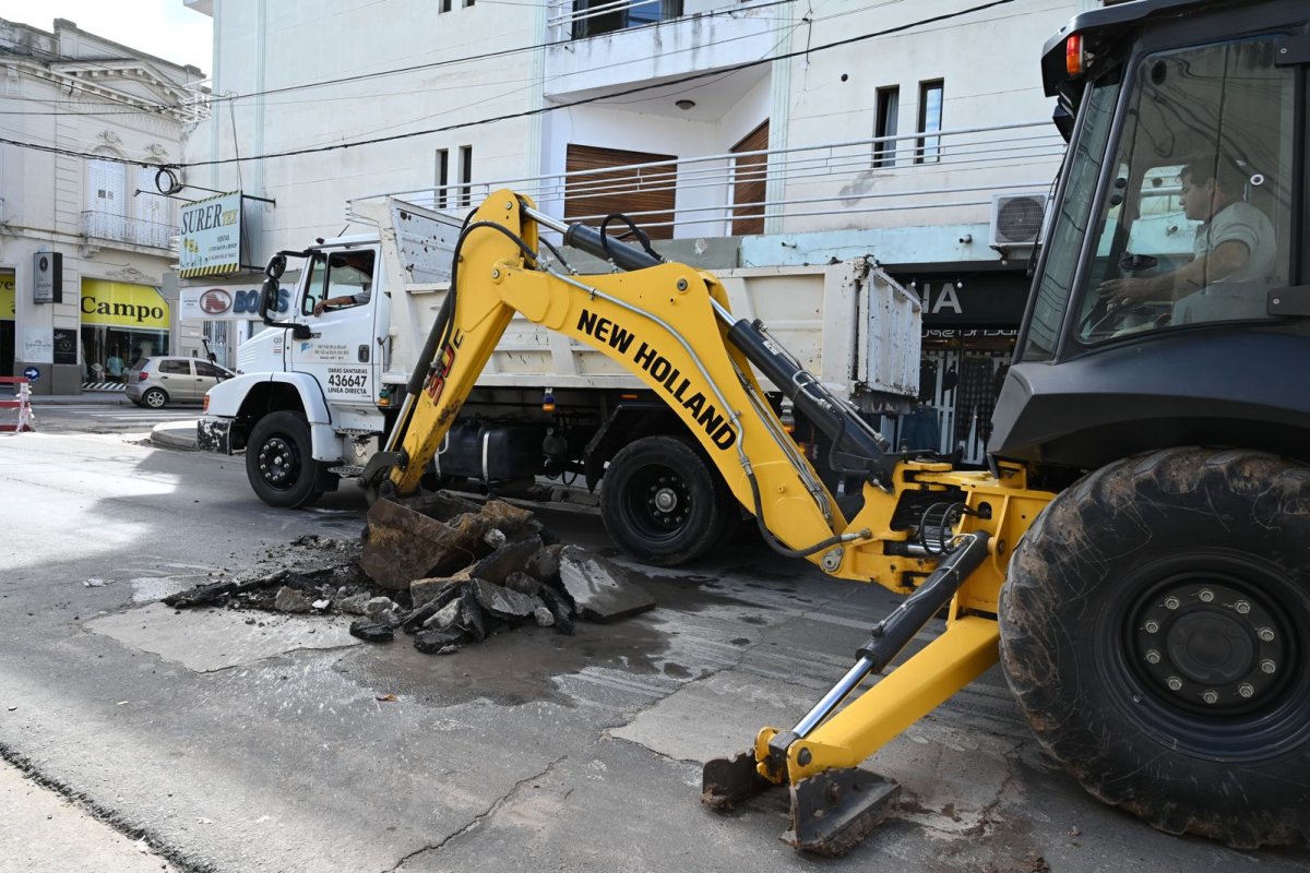 Imagen de noticia Continúan los trabajos sobre calle Montevideo para eliminar los históricos malos olores en la zona