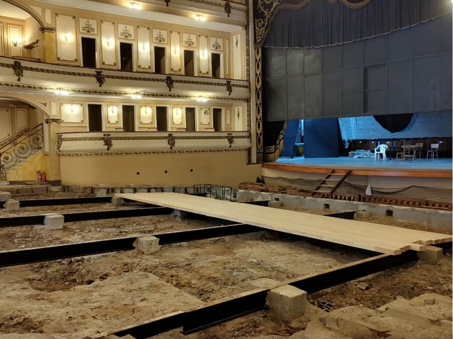 Imagen de noticia Comenzó la colocación de nuevas maderas en el Teatro Gualeguaychú y avanza la reconstrucción de la sala