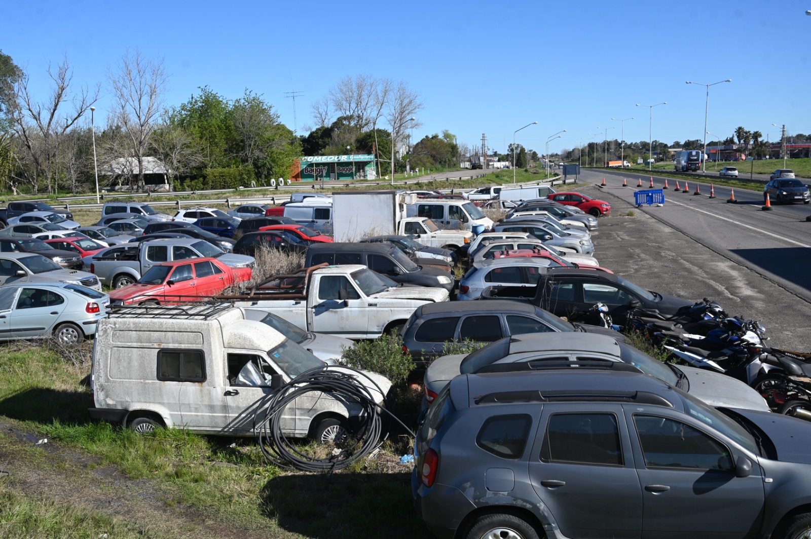 Imagen de noticia Trasladarán los casi 500 vehículos secuestrados y eliminan el “cementerio de autos” del acceso sur