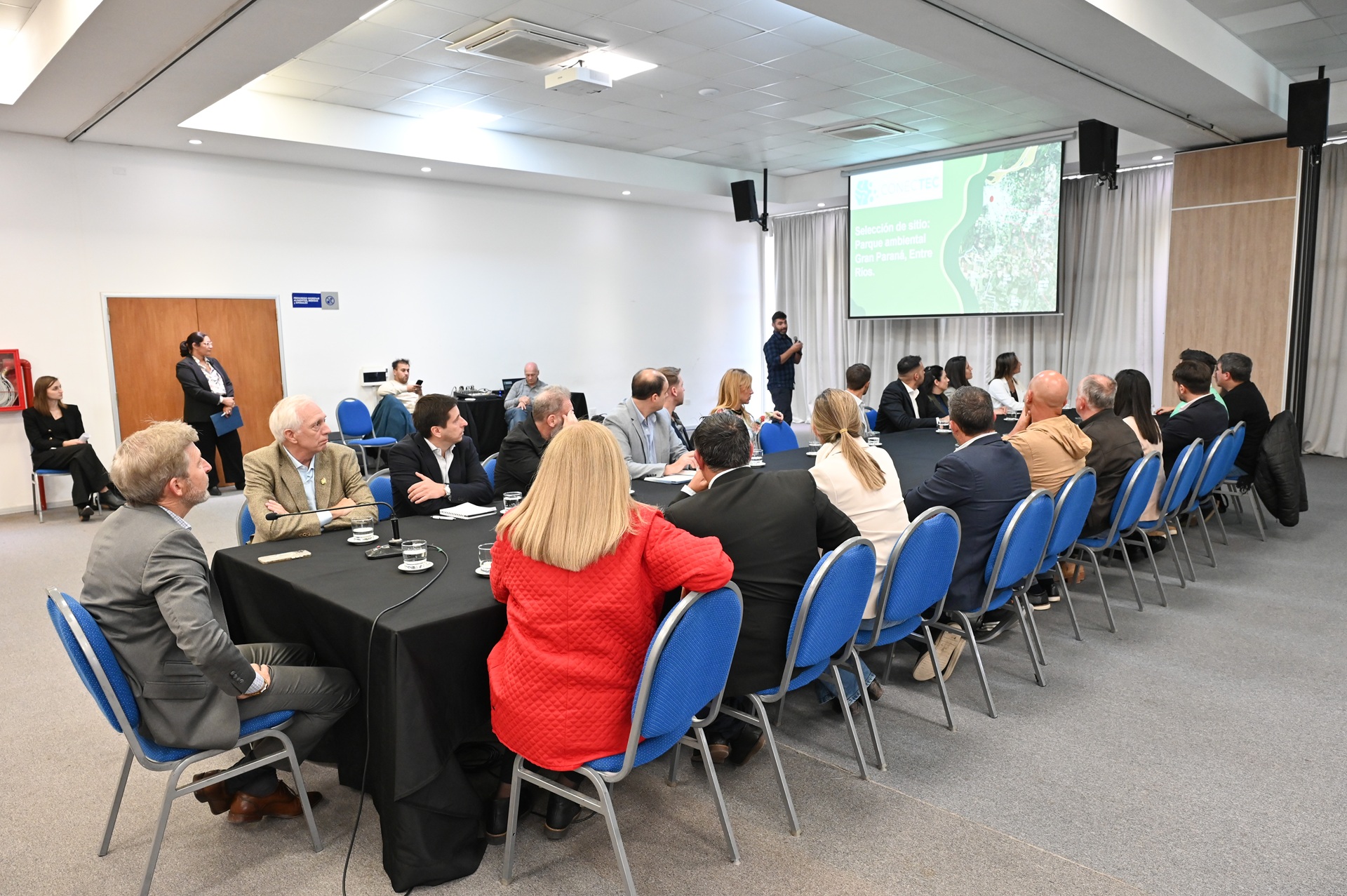 Imagen de noticia El gobernador abordó con intendentes del área metropolitana el desarrollo del proyecto del parque ambiental