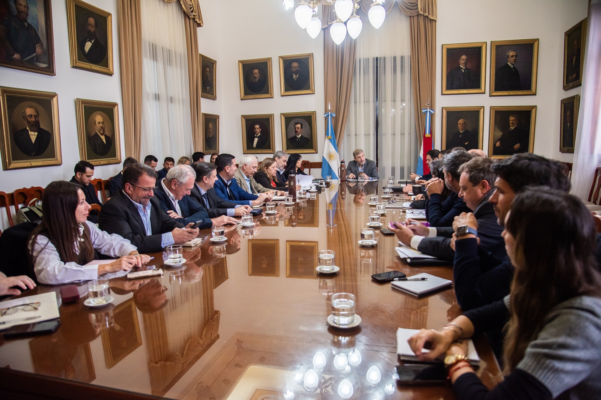 Imagen de noticia Frigerio analizó en gabinete la marcha del plan vial provincial