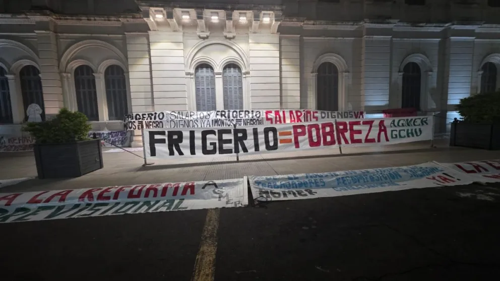 Imagen de noticia Agmer realizó una vigilia frente a Casa de Gobierno y ratificó sus reclamos salariales y previsionales