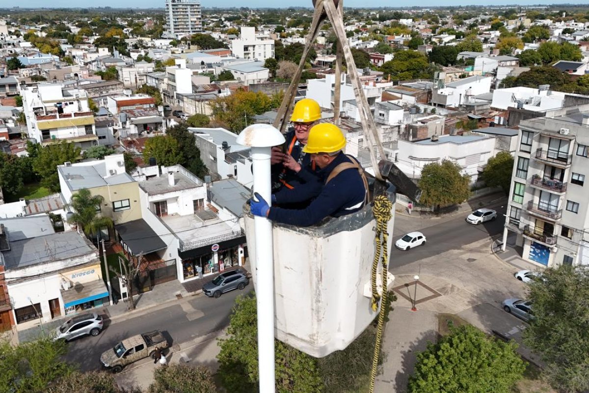 Imagen de noticia El Gobierno municipal reparó integralmente el mástil de la Plaza Belgrano